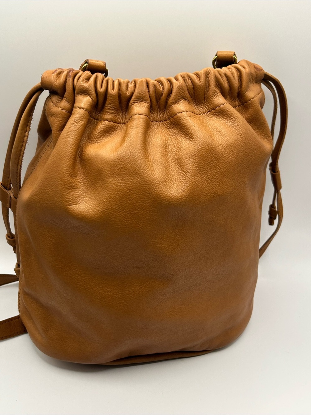 Madewell Piazza Leather Drawstring Bucket Bag in Cognac
